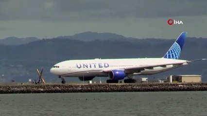 Havalanan uçağın tekerleği araçların üzerine düştü