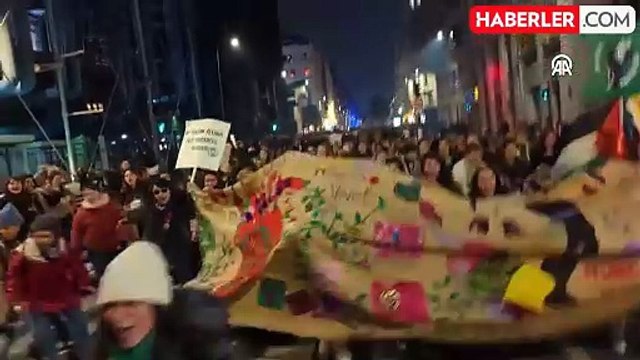 Paris'te Kadın Hakları Gösterisine Polis Müdahalesi