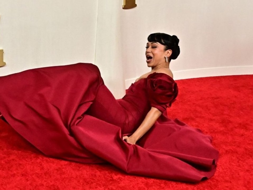 Oscar-Plumpser: Liza Koshy stolpert auf dem roten Teppich