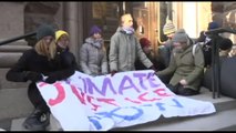 Clima, Greta Thunberg e altri bloccano ingresso al Parlamento svedese