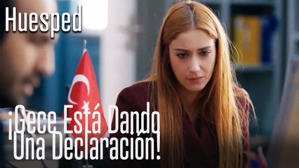 ¡Gece está dando una declaración! - Huesped