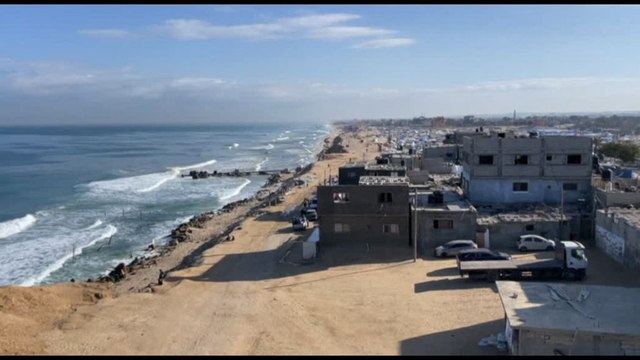I palestinesi sfollati arrivano alla spiaggia al confine tra Egitto e Gaza