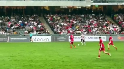 La sua classe non tramonta mai: il magico pallonetto di Luis Figo