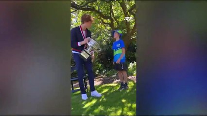 Video, Sinner e il tenero abbraccio a un bambino dopo la vittoria dell'Australian Open
