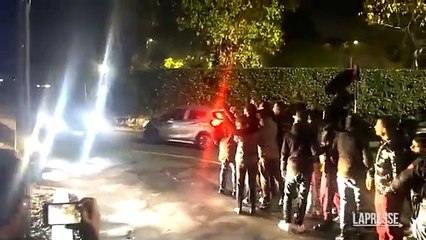 Roma, Pellegrini esce da Trigoria: i tifosi contestano