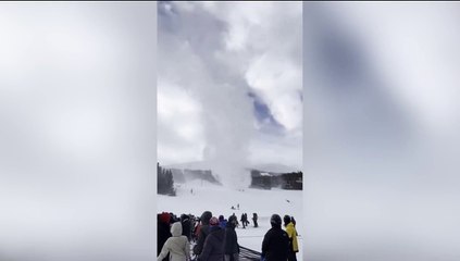 Un tornado di neve, la folla di sciatori assiste attonita