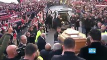 Video funerale Gigi Riva, l'uscita del feretro tra cori e lacrime