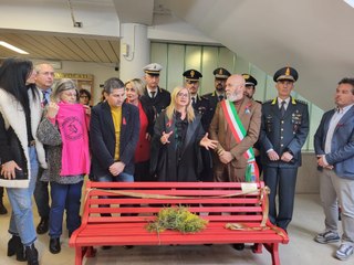 Una panchina rossa al tribunale di Civitavecchia
