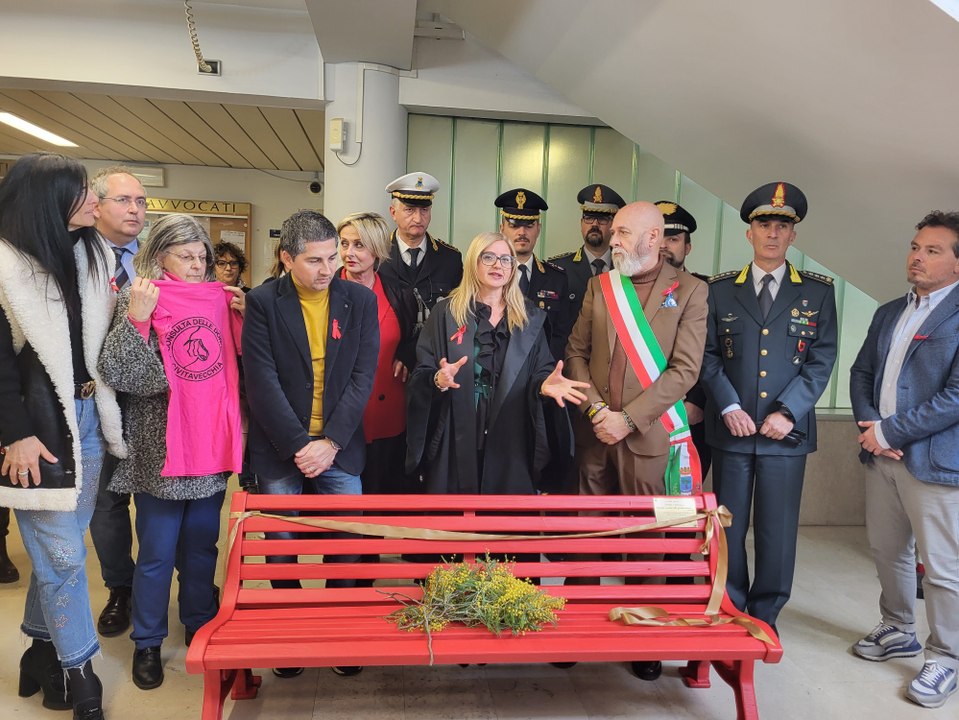 Una panchina rossa al tribunale di Civitavecchia