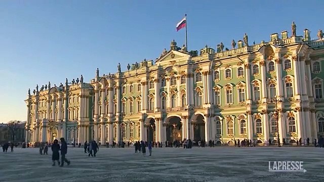 Russia, freddo intenso a San Pietroburgo ma c'è chi fa il bagno nel fiume