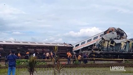 Descargar video: Indonesia, scontro tra treni a Giava: almeno tre morti