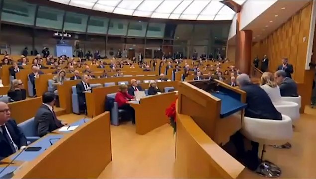 Signori, devo andare in bagno : Meloni interrompe la conferenza