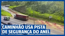 Caminhão quase bate ao utilizar a pista de escape do Anel Rodoviário