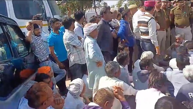 छेड़छाड़ के आरोपियों की हो गिरफ्तारी, ग्रामीणों ने थाने पर किया हंगामा... देखें वीडियो