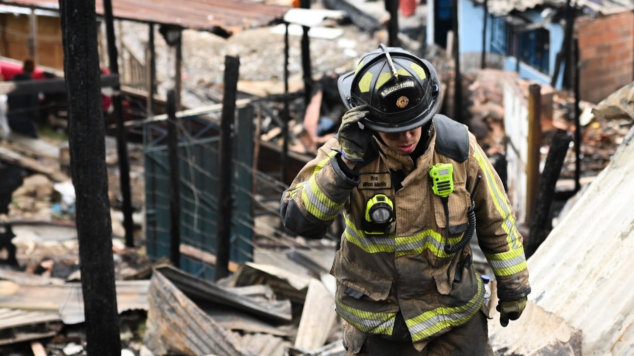 Incendio consume un barrio entero en Bogotá