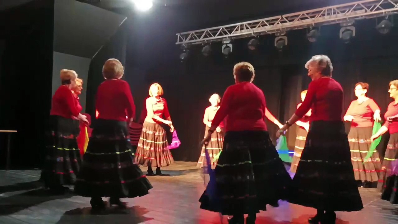 Występ zespołu Taneczny Krąg przy Politechnice Bydgoskiej Trzeciego Wieku