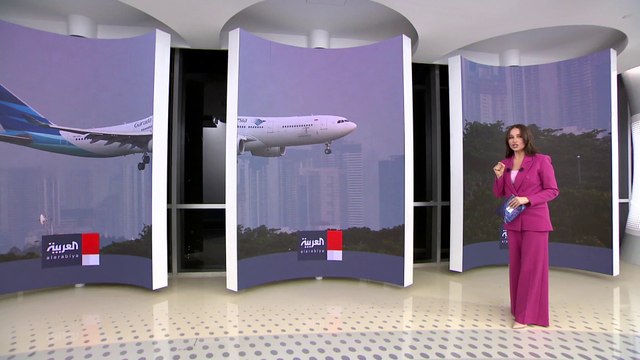 الطيار الأندونيسي ومساعده ناما وكادت تحدث كارثة بعد انحراف الطائرة عن مسارها