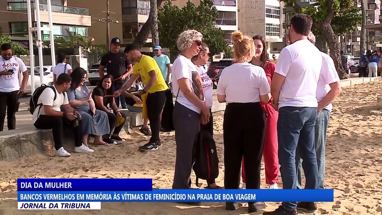 Bancos vermelhos em memória às vítimas de feminicídio na praia de Boa Viagem
