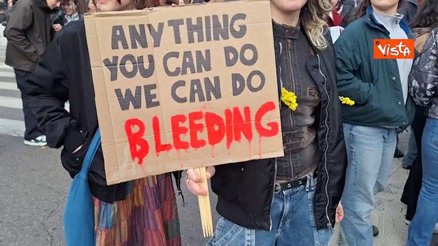 8 marzo, Libert? alle donne e sostegno alla Palestina nei cartelli del corteo a Milano