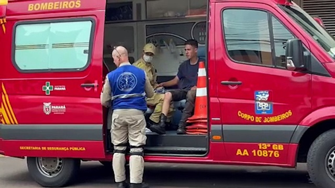Jovem de 20 anos fica ferido em acidente na Rua Afonso Pena