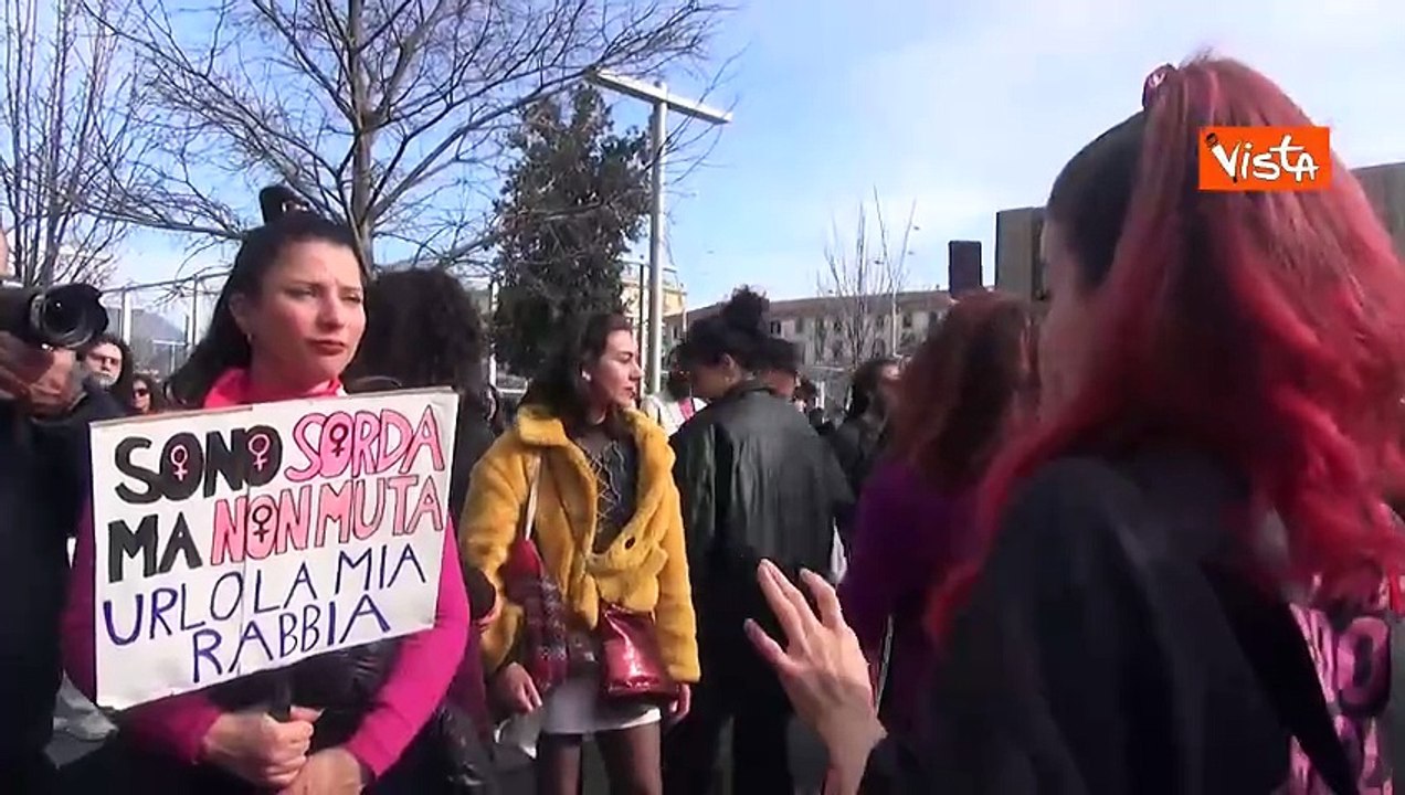 Otto marzo, i cartelli e gli striscioni del corteo a Napoli. In piazza anche le bandiere palestinesi