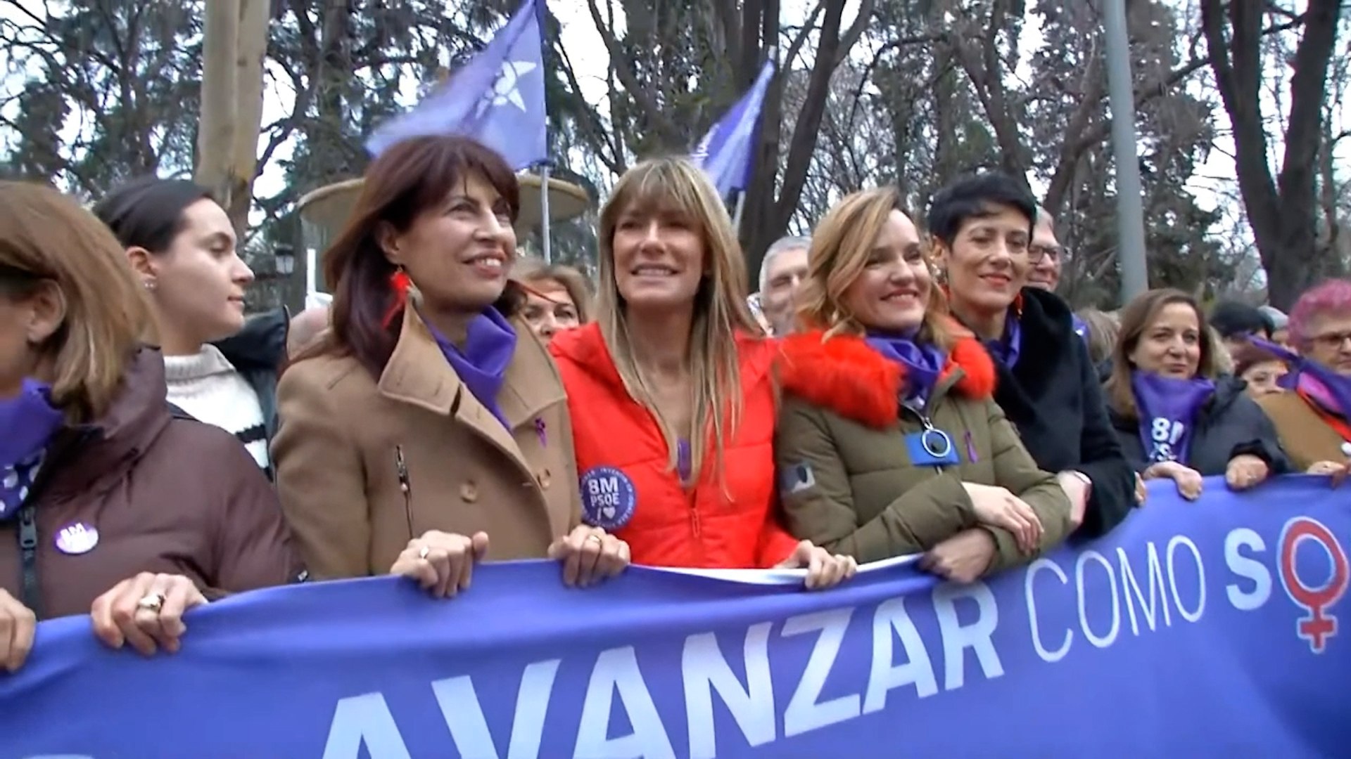 8M: La mujer de Pedro Sánchez, Begoña Gómez, asiste a la manifestación por  el Día de la Mujer | España
