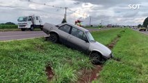 Monza para no canteiro central após ser atigindo por caminhão na BR-277 em Cascavel