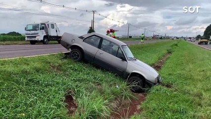 Monza para no canteiro central após ser atigindo por caminhão na BR-277 em Cascavel
