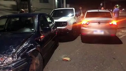 Engavetamento envolvendo três veículos é registrado na Rua Pio XII