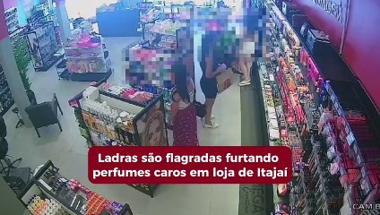 Download Video: Vídeo flagra trio de ladras furtando perfumes caros em loja de Itajaí