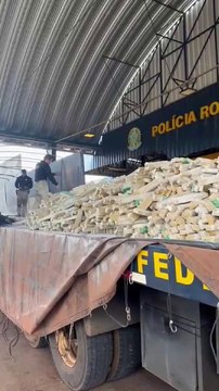 PRF localiza 2.685 quilos de maconha escondidos em fundo falso de carreta