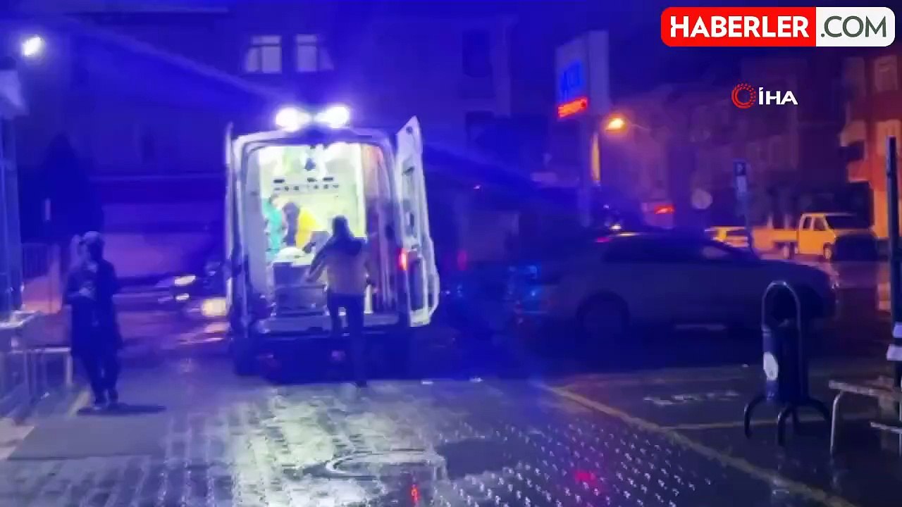 TEM'de tıra çarpan panelvan ikiye bölündü: 1 ağ...