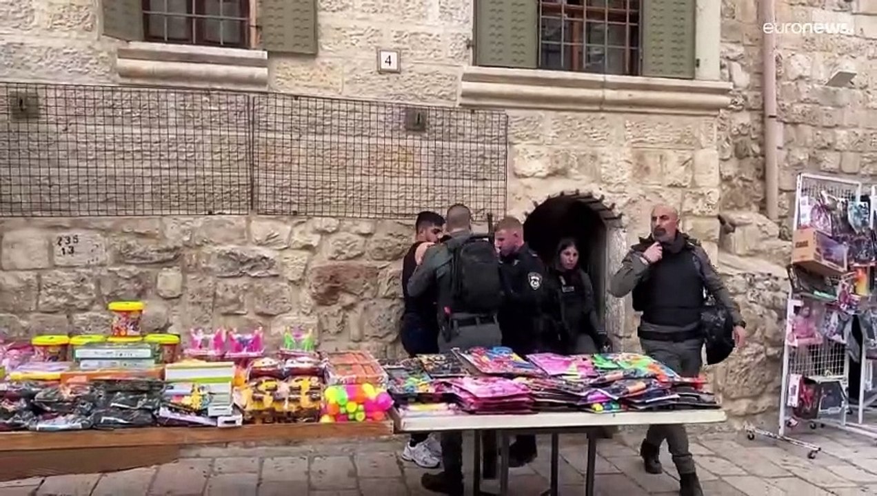 الشرطة الإسرائيلية تضيق على المصلين الفلسطينيين لدى محاولتهم دخول المسجد الأقصى