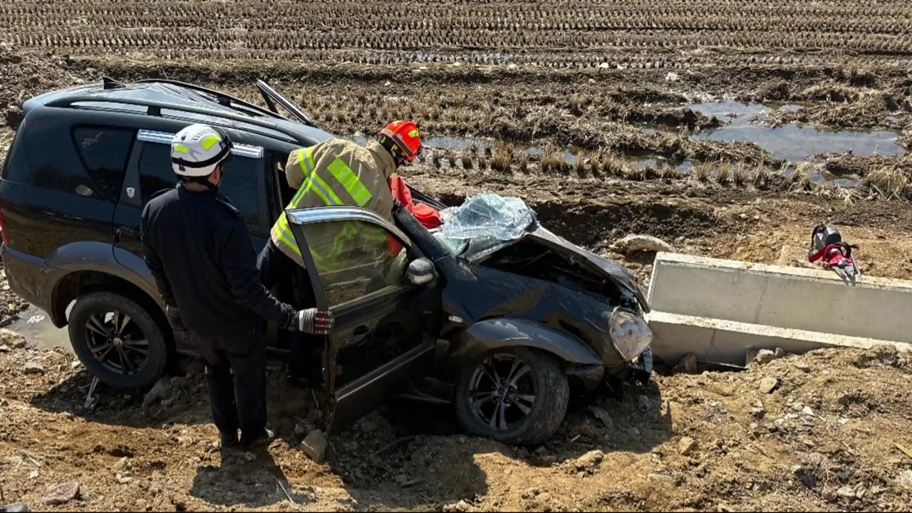 강원도 인제서 승용차 논으로 추락...1명 숨져 / YTN