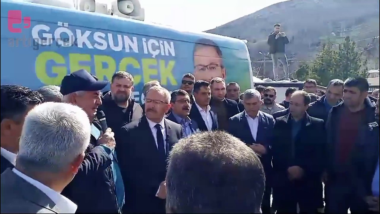 AKP'li başkan kendisi eleştiren kişinin elinden mikrofonu çekip aldı