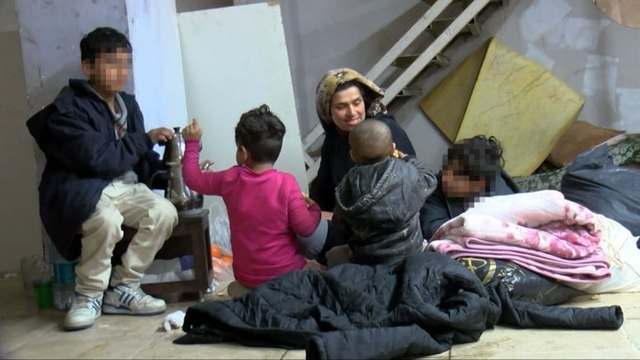 İstanbul'da ikiz bebeklerine hamile kadın 5 çocuğuyla sokakta kaldı