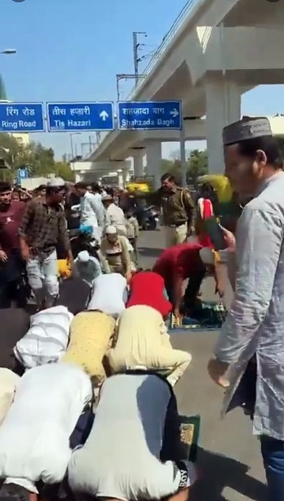 Indian police show zero tolerance to group of Muslim men blocking a busy highway with a call to prayer by kicking them