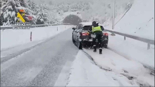 Imágenes de Guardia Civil del temporal a su paso por León, A-6 punto kilométrico 431
