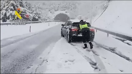 La Guardia Civil rescata un coche atrapado por la nieve en la A-6 a su paso por León