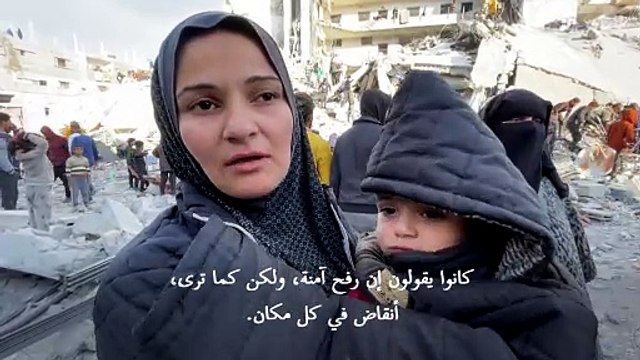 فلسطينيون يعاينون الدمار بعد قصف إسرائيلي على رفح