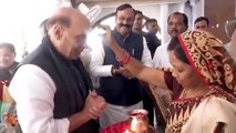 Rajnath Singh Visit Chhattisgarh : मुख्यमंत्री साय की पत्नी ने मंत्री राजनाथ का किया तिलक, CM ने पहनाया शॉल... देंखें Video