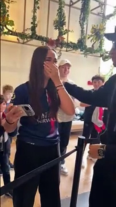 La réaction insolite de Mbappé quand une fan pleure en le voyant