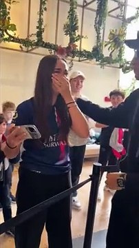 La réaction insolite de Mbappé quand une fan pleure en le voyant