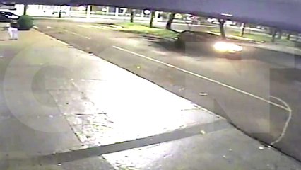 Vídeo mostra Amarok batendo contra árvore e tombando na Avenida Toledo