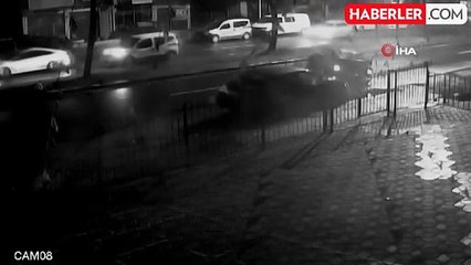 Kontrolden Çıkan Otomobil Ağaca Çarptı... Feci Kaza Kamerada