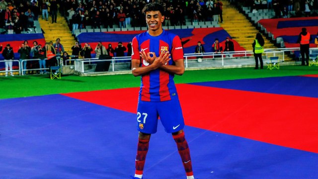 Xavi Hernandez catches sight of Lionel Messi, in Lamine Yamal