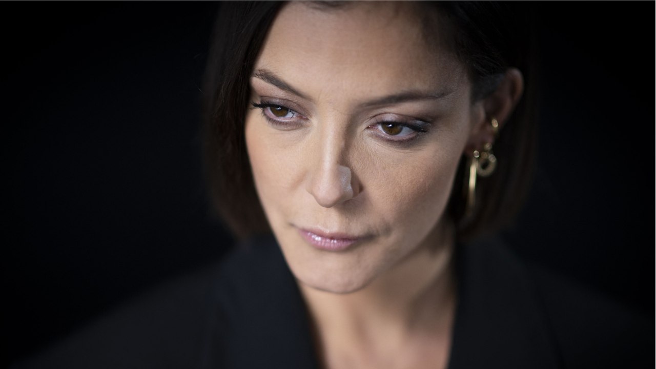 GALA VIDEO - Camille Lellouche cash sur son ”alcoolisme sans symptômes” : “Je suis capable d’absorber une bouteille entière de vodka