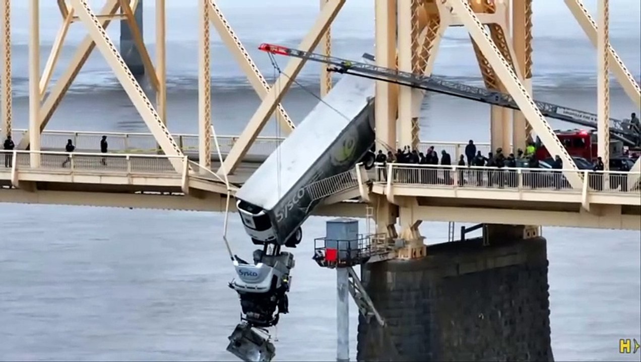 Un conducteur routier sauvé avec une sortie de route en camion impressionnante