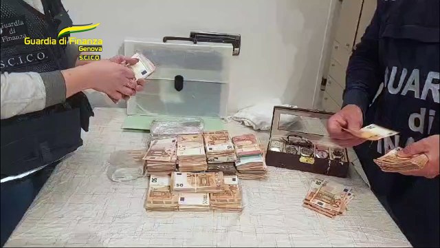 Il video dei soldi trovati dalla guardia di finanza