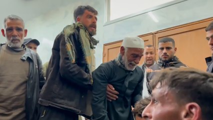 شاهد.. نقل جثامين 11 شهيدا إلى مستشفى بخان يونس